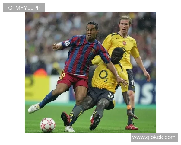 足球明星亲自赠送球迷足球鞋传递热爱与激情的温暖时刻 足球明星亲自赠送球迷足球鞋传递热爱与激情的温暖时刻